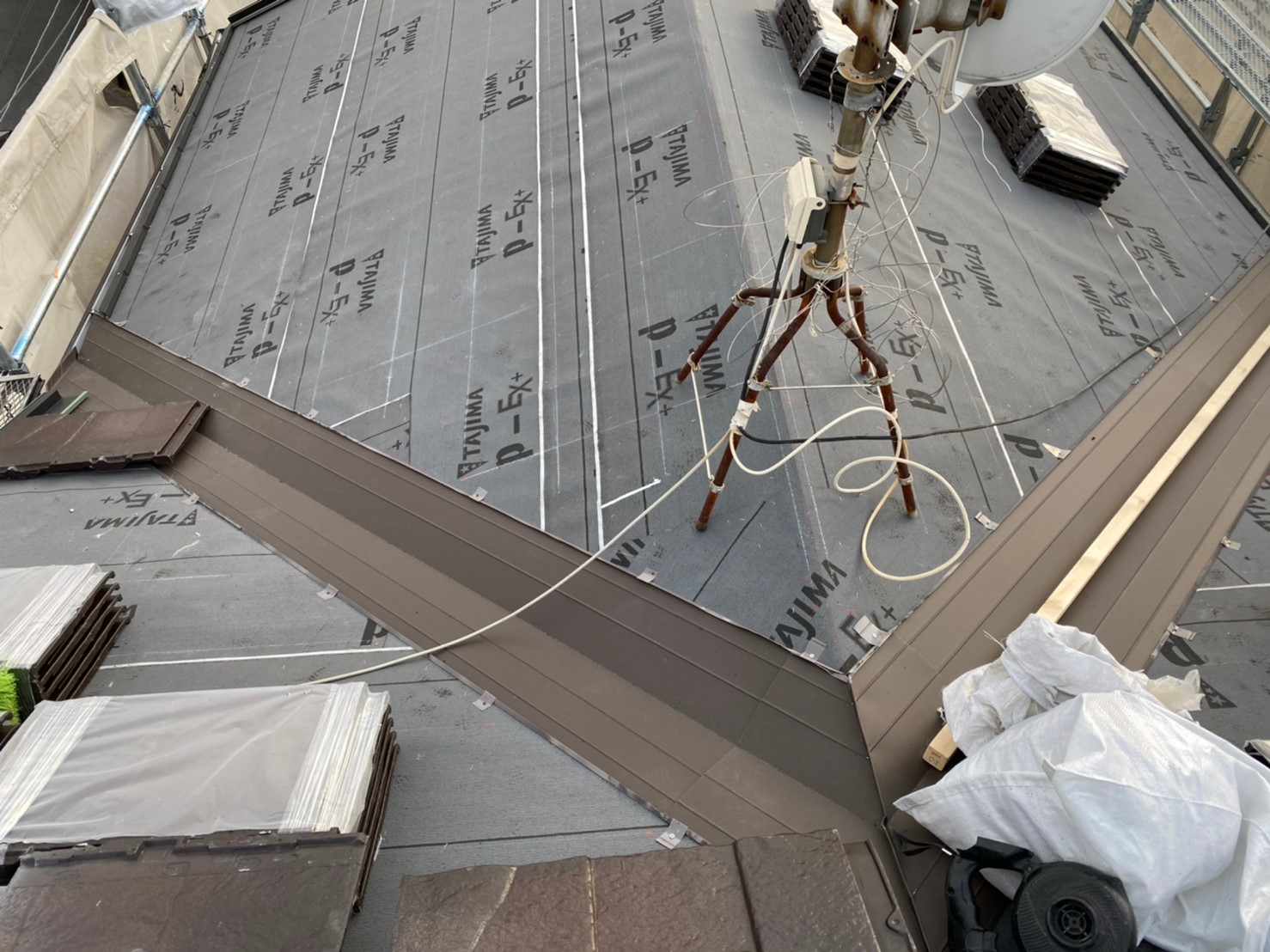 生駒市でルーガ鉄平を使用し葺き替え工事施工、軽量な屋根で地震対策